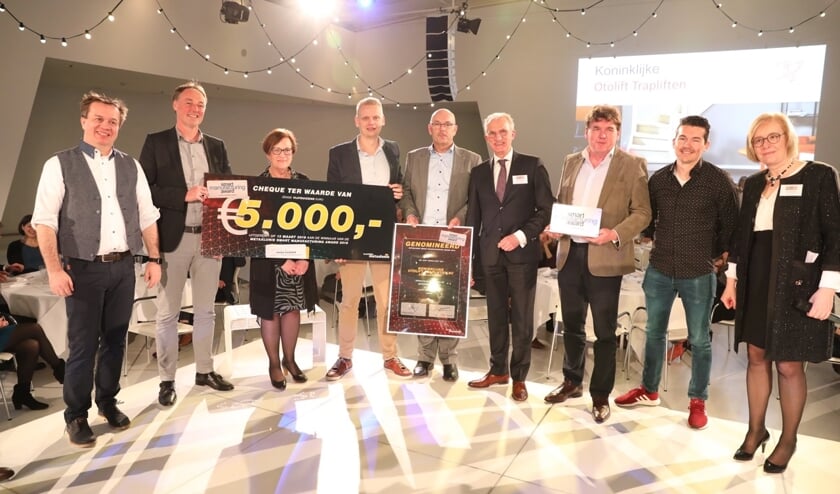 • De overhandiging van de award en cheque.