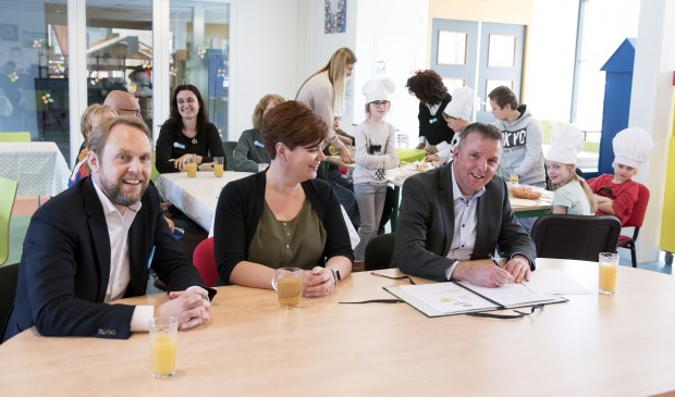 • Onder toeziend oog van wethouder Dorien Zandvliet ondertekenden Aat van Genderen en Rogier Vegter de samenwerkingsovereenkomst om Integrale Kindcentra te vormen.