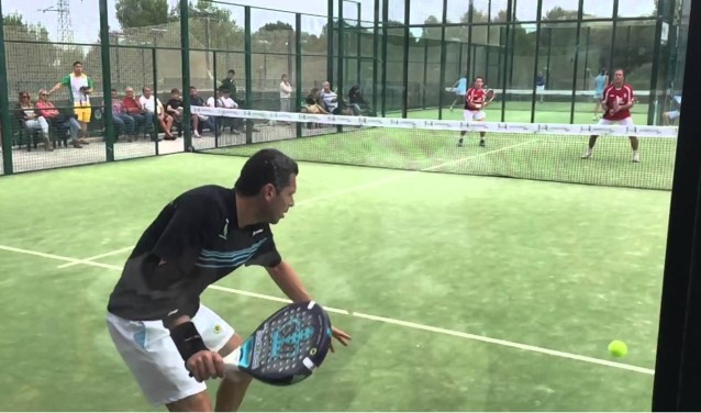 • Een voorbeeld van een padelbaan.