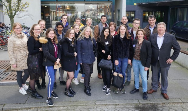 • Leerplichtambtenaren, de Zaltbommelse onderwijswethouder Adrie Bragt (rechts), leerlingen, docenten van Cambium en Gomarus na afloop van de bijeenkomst op het Stadskantoor van Zaltbommel.