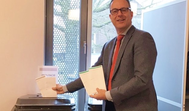 • Burgemeester Paans bij het stemhokje in de Damsteen.