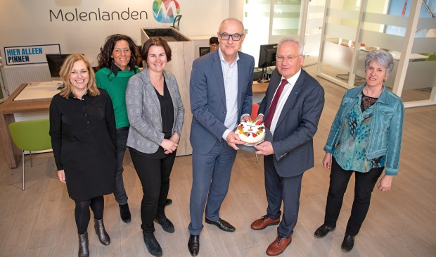 • De gemeente en de Rabobank delen het pand in Nieuw-Lekkerland; reden voor een taartje.