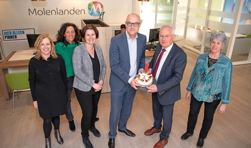 • De gemeente en de Rabobank delen het pand in Nieuw-Lekkerland; reden voor een taartje.