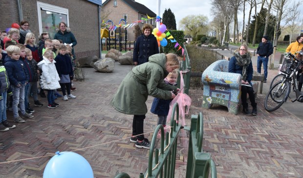 • De oudste en de jongste leerling knipten een lintje door om het plein officieel te openen.