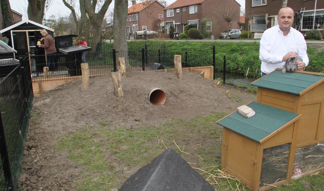 • Jaco de Bruin met een Vlaamse reus van de dorpsboerderij.