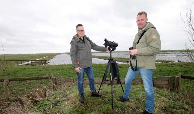 • Joep Vermaat en Bernard de Jong vrezen dat het open polderlandschap wordt aangetast met een extra oeververbinding.
