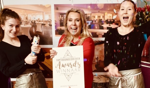 • Medewerkers van Hipper & Kolfbaan met de award.