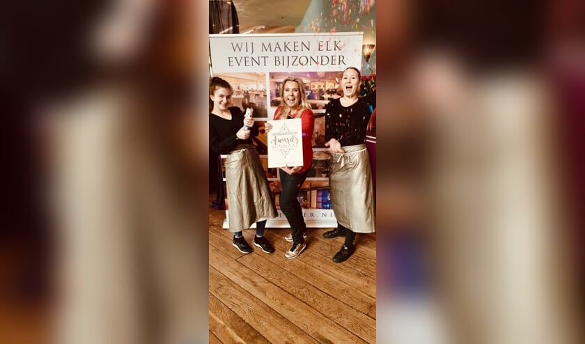 • Medewerkers van Hipper & Kolfbaan met de award.