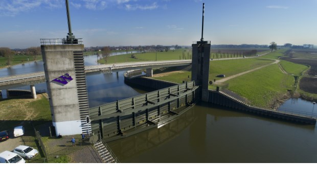 • Het waterschap sluit de Kromme Nol twee keer per jaar om er mee te oefenen.
