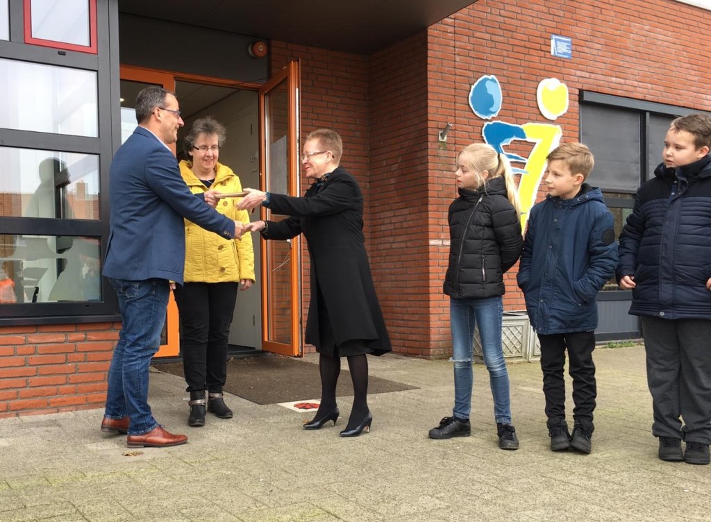 • Wethouder Johan Quik, met naast hem verkeersouder Sjanie de Krey en Bea van der Steen. Zij is schoolcontactpersoon verkeer.