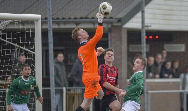 • Doelman Jeroen Both brengt redding.