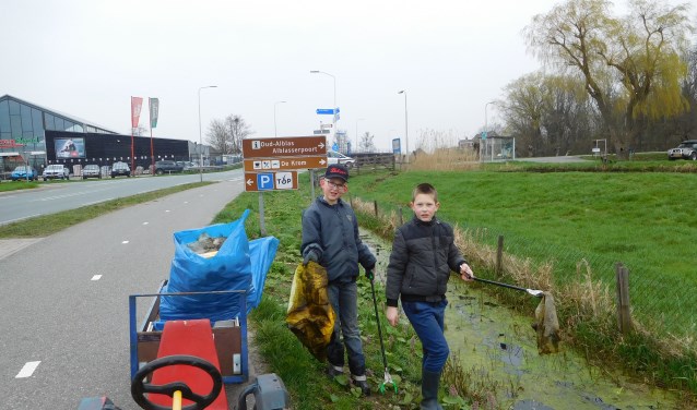 Arnout en laurens die afval uit de berm en de sloot halen
