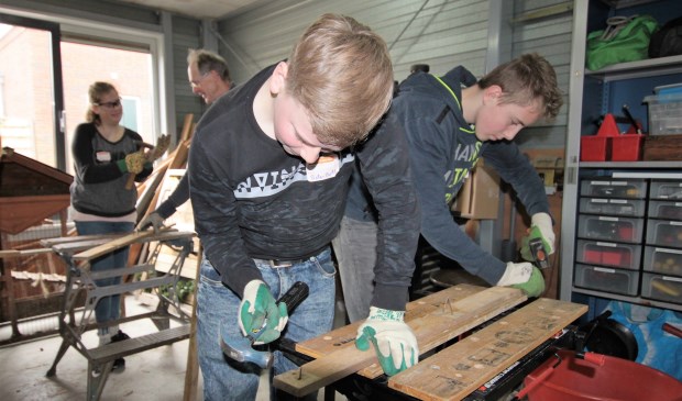 • Leerlingen van het Driestar College bezig in De Buurtschuur.
