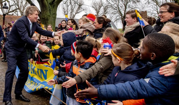 • Koning Willem-Alexander nam even de tijd voor de kinderen voordat hij het Slot in ging.