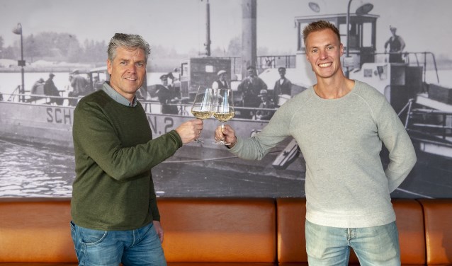 • Ron Vermeijs en Danny Moor proosten vast op de opening.
