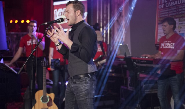 • Hugo van Amerongen in de rol van zanger, tijdens de finale van The Voice of Cabauw (november 2017).