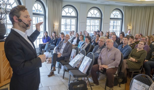• Ben Tiggelaar voor de zaal met PCPO-medewerkers.