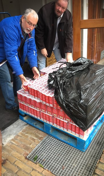 Leden van Lions Club Krimpen aan den IJssel met een pallet vol pakken koffie.