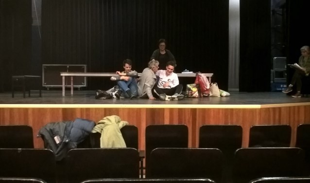 • Tijdens de repetitie van het stuk 'Tassen'.