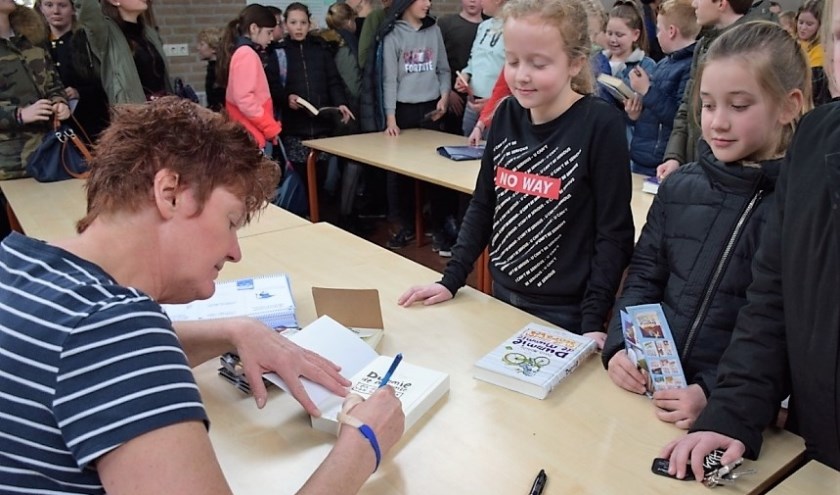 • De kinderen konden hun boeken laten signeren.