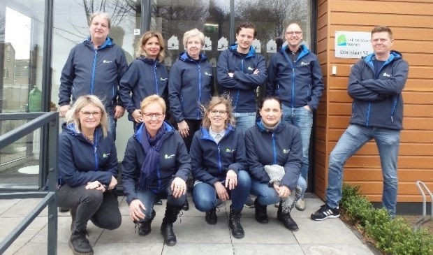 • Het team van Lek en Waard Wonen dat de handen uit de mouwen gestoken heeft.
