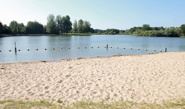• Het strandje van de plassen is in trek bij recreanten, maar zwemmen is in delen van de meeste zomers niet mogelijk wegens blauwalg.
