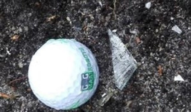 • Een van de gegooide golfballen.