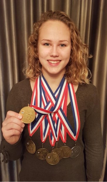 • Yael van Heemst met al haar medailles, behaald op NK's.