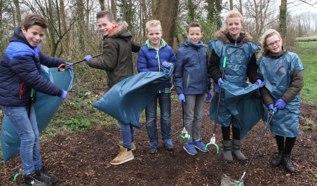 • Een groepje ruimde zwerfvuil op in de buurt van de ijsbaan.