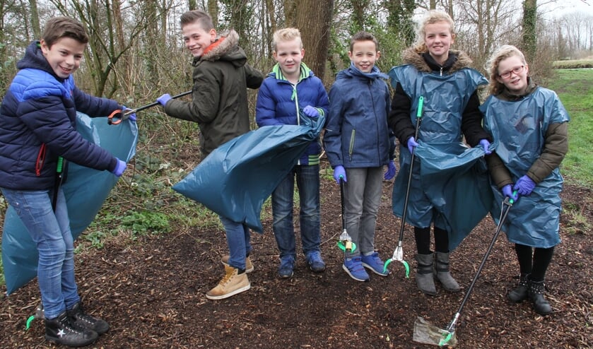 • Een groepje ruimde zwerfvuil op in de buurt van de ijsbaan.