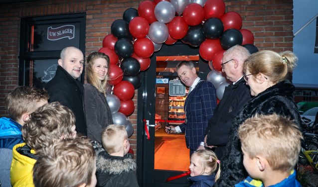 • Burgemeester Peter Rehwinkel verrichtte de officiële opening. Links staan Gerrit en Carola Kant, rechts Kees en Jannie Oomen.