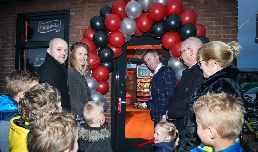 • Burgemeester Peter Rehwinkel verrichtte de officiële opening. Links staan Gerrit en Carola Kant, rechts Kees en Jannie Oomen.