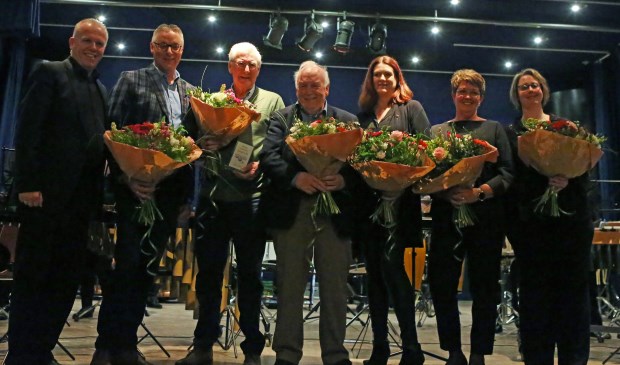 • V.l.n.r.: Voorzitter Willem van de Plassche, Jos Versluis (50 jr) , Adriaan de Bie (60 jr), Cor van Ooijen (50 jr), Annemiek de Kuijper (40 jr), Aria Bron (25 jr) en Monique van Haaften (12,5 jr).