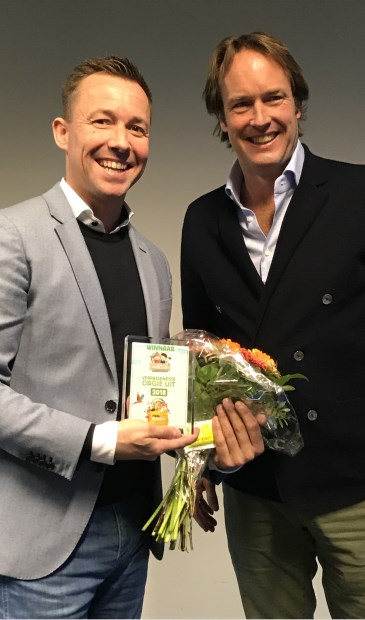 • De uitreiking van de Jumbo-prijs voor Avonturenboerderij Molenwaard, met links Michael van Hoorne.