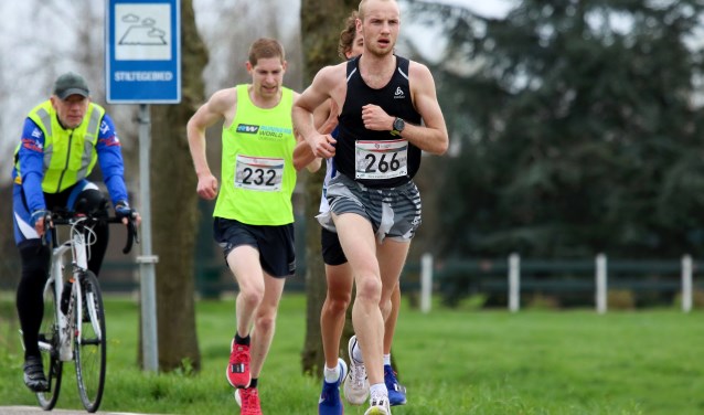 • Peter-Jan Hardenbol voert de kopgroep van drie lopers aan.