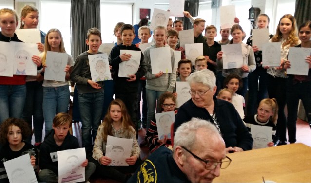 • Een aantal kinderen met de portretten.
