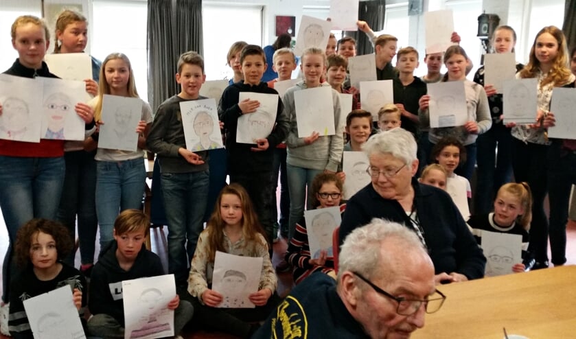 • Een aantal kinderen met de portretten.