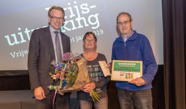 • Echtpaar Wasser met de oorkonde en naast hen wethouder Peter Verheij.