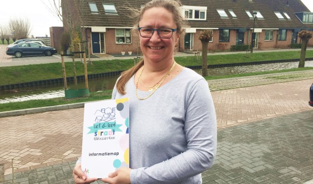 • Bianca van der Hoogt met een informatiepakket over de Lief en leedstraat.