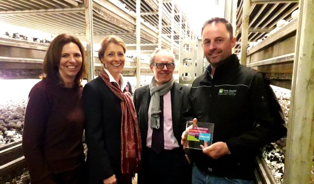 • Jarno Goesten kreeg de prijs uit handen van wethouders Anita Sørensen en Jan-Hein de Vreede.