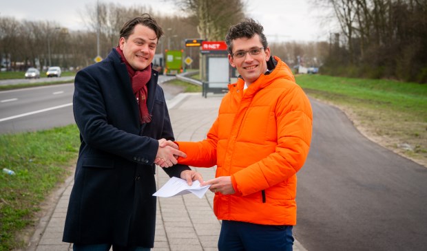 • Jan Mark ten Hove, raadslid SGP Alblasserdam, overhandigde vrijdag de resultaten van de enquête over Qbuzz aan Gerard van de Breevaart, nummer 2 op de kandidatenlijst van SGP Zuid-Holland.