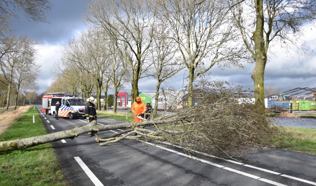 • De brandweer aan de weg op de afgezette weg.
