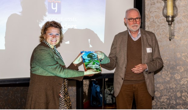 • Auteur Jan van Es overhandigt het eerste exemplaar.