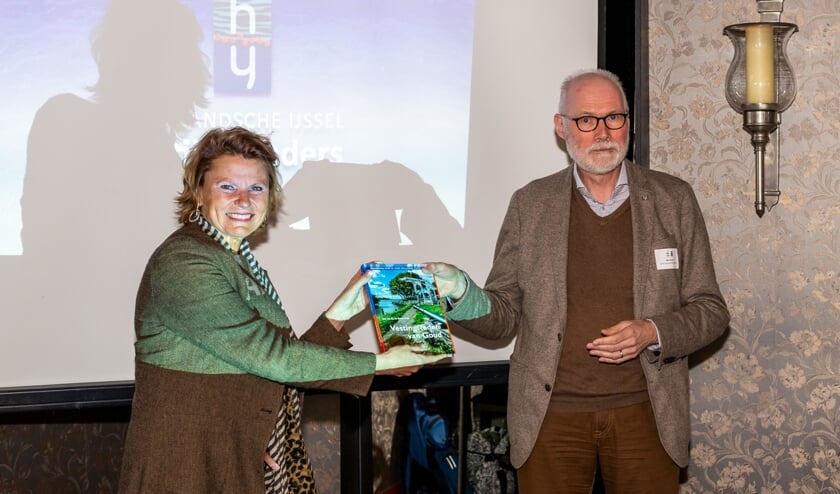 • Auteur Jan van Es overhandigt het eerste exemplaar.