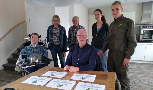 • Vlnr. Roel Wigman (NiA), Jan van Haaften (NiA), Kobus Kolff (agrariër/natuurbeheerder), Wilko Voerman (gemeente Altena), Kim Renders (NiA) en Jos Schenkeveld (Brabants Landschap).