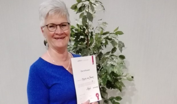 • Mirjam den Braven met de oorkonde.
