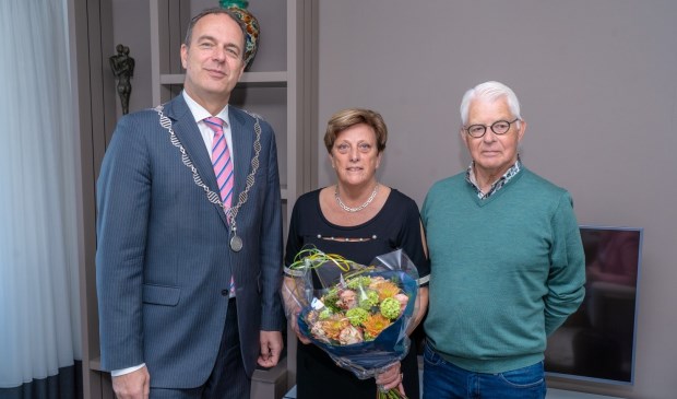 • Dick en Ria Bijl met burgemeester Paans.