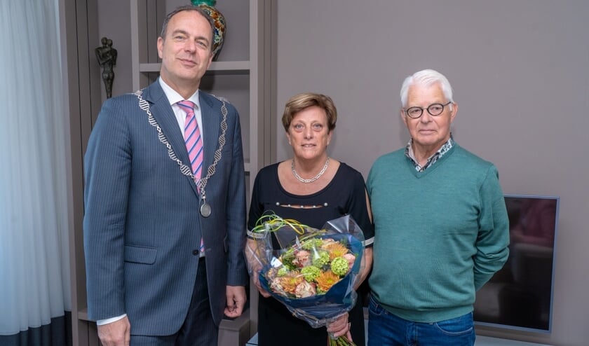• Dick en Ria Bijl met burgemeester Paans.