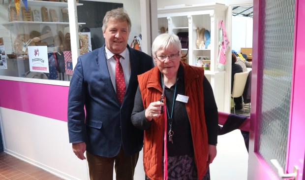 • Wethouder Adrie Bragt opende de winkel.