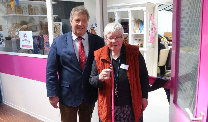 • Wethouder Adrie Bragt opende de winkel.
